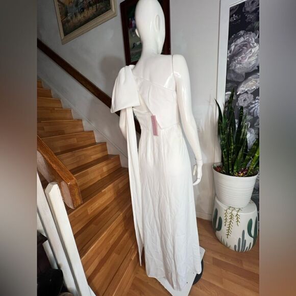 BHLDN Sachin & Babi Giselle One-Shoulder Bow Front-Slit Sheath
Gown/ size 2 - Picture 7 of 9